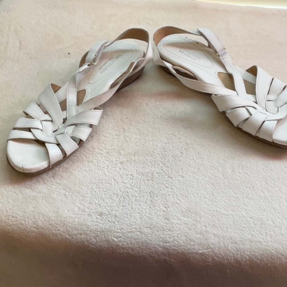 Naturalizer White Strappy Sandals for Casual Elegance - Picture 2 of 7